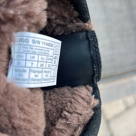 LIKE NEW UGG Classic Mini Zipper Logo Boot! - Picture 8 of 9